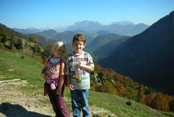 Vacances à la montagne - les enfants sont heureux
