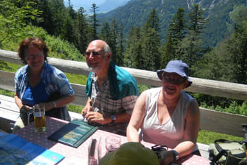 Riant vacances vacances danse montagnes Tyrol