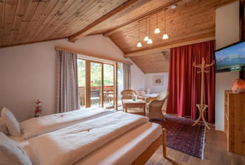Chambre avec lit double et canapé-lit dans la maison de vacances