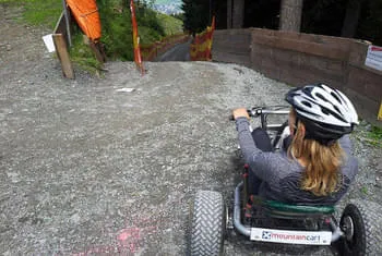 Conduire avec la vitesse dans la vallée Mountaincart