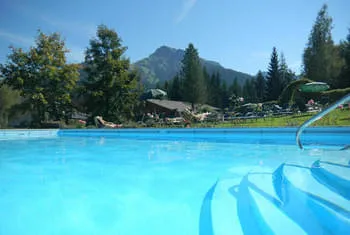 Sommer Sonne Pool Tanzen Urlaub