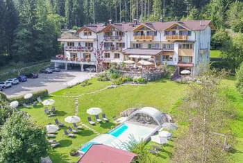 Hotel mit Garten und Pool und Spielplatz