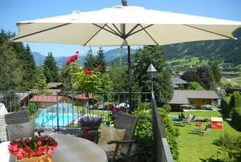 Terrasse ensoleillée avec une vue fantastique sur la montagne - vacances de randonnée 