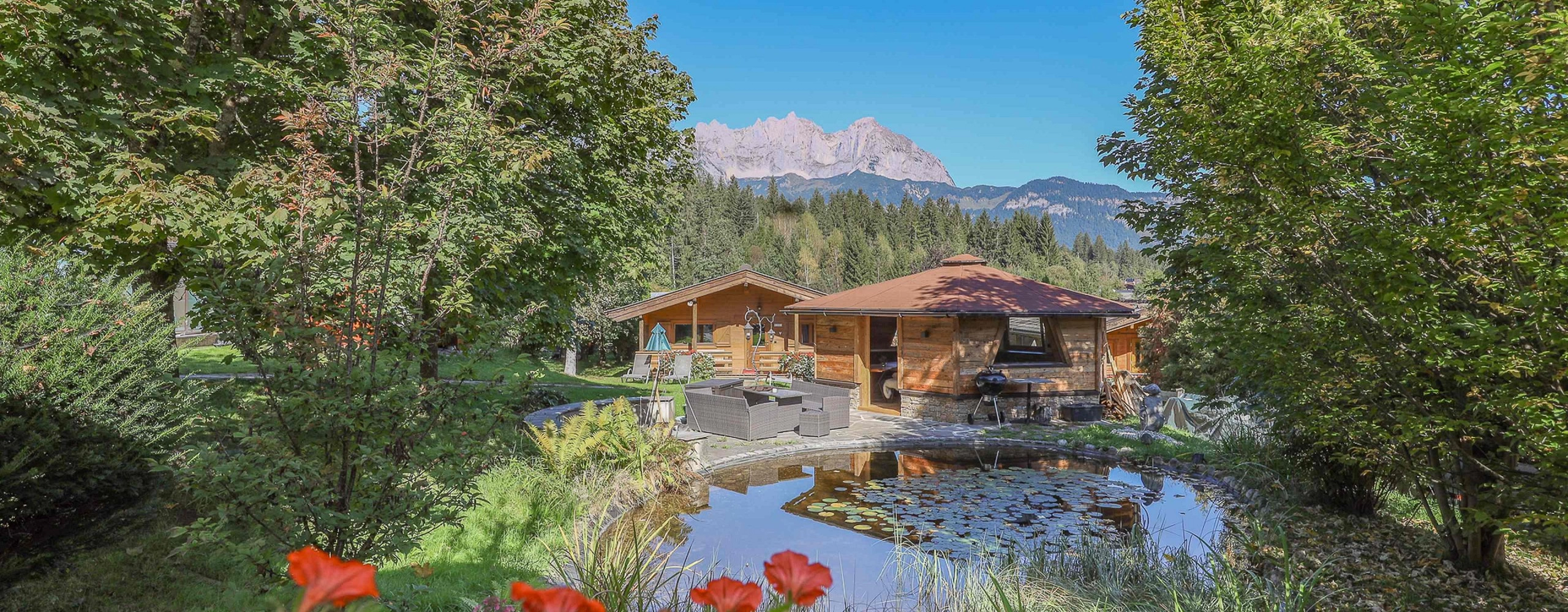 Chalet_Seerose_-_Ausblick_aus_dem_Schlafzimmer_-_Gartenhotel_Rosenhof_bei_Kitzbuhel(6)