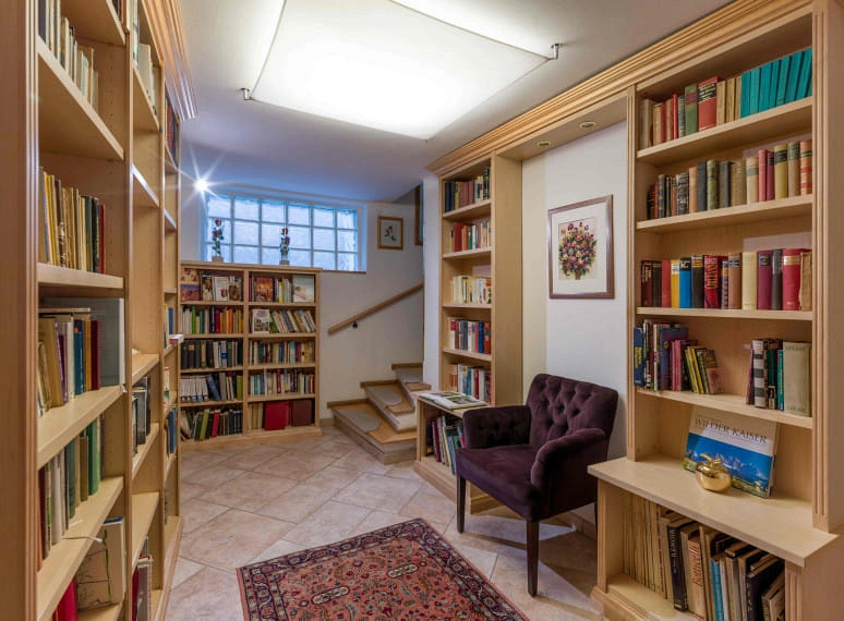 hotel_rosenhof_kreutgassse_23_oberndorf_09_2021_bibliothek.jpg