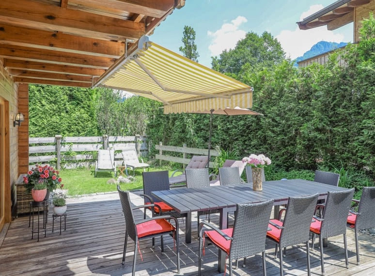 chalet_villa_rosa__terrasse_mit_groem_esstisch__gartenhotel_rosenhof.jpg