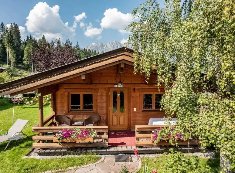 hotel_rosenhof_kreuzgasse_23_oberndorf_08_2019_haus_laerche_aussen.jpg