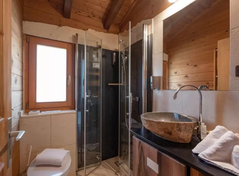 hotel_rosenhof_kreuzgasse_23_oberndorf_08_2019_haus_laerche_badezimmer.jpg