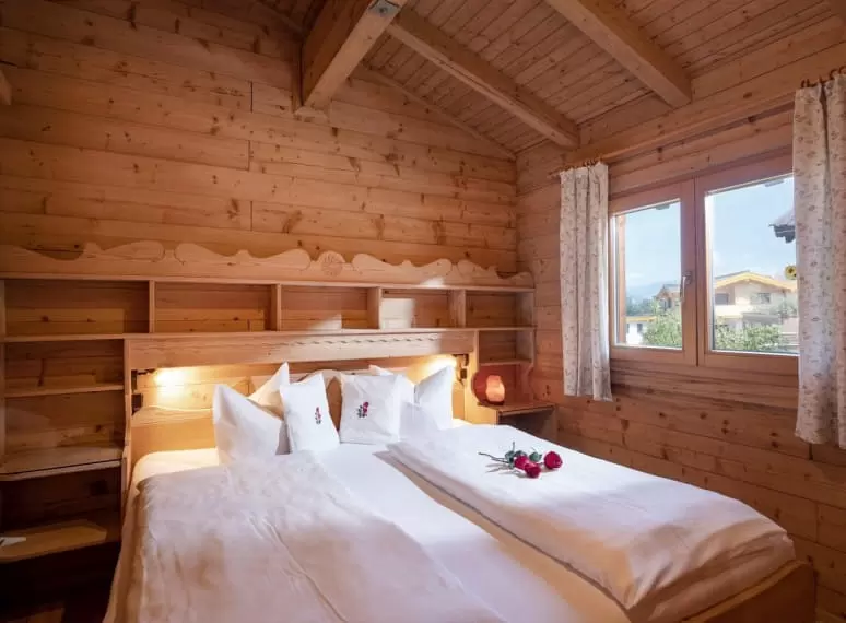 hotel_rosenhof_kreuzgasse_23_oberndorf_08_2019_haus_laerche_schlafzimmer.jpg