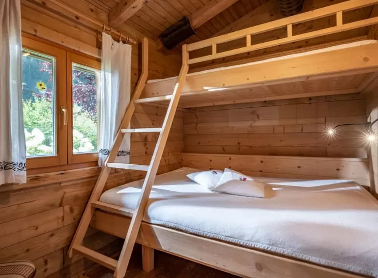 hotel_rosenhof_kreuzgasse_23_oberndorf_08_2019_haus_laerche_stockbettzimmer.jpg
