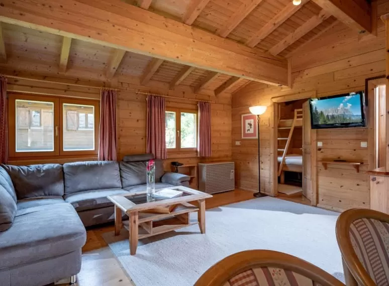hotel_rosenhof_kreuzgasse_23_oberndorf_08_2019_haus_laerche_wohnzimmer_1.jpg