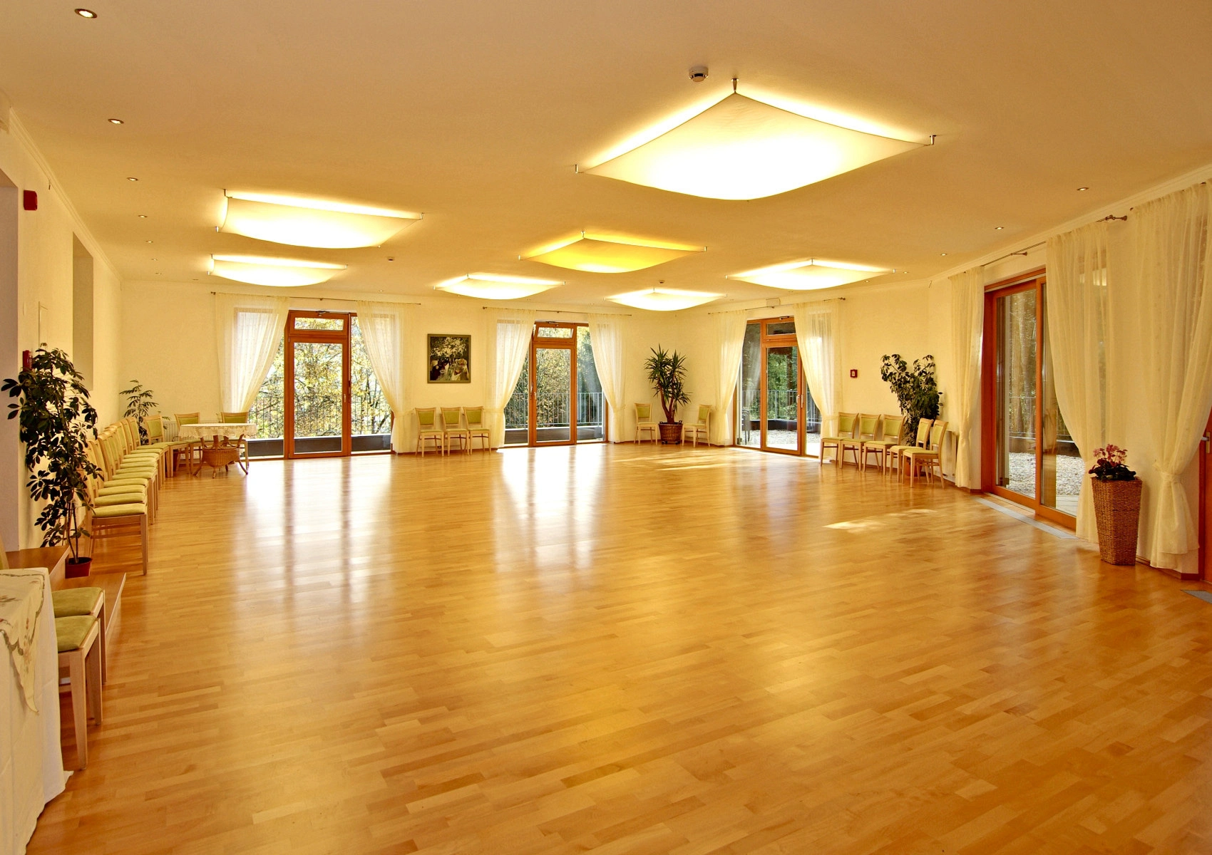 Tanzsaal_-_Tanzurlaub_in_Tirol_-_Gartenhotel_Rosenhof_bei_Kitzbuhel
