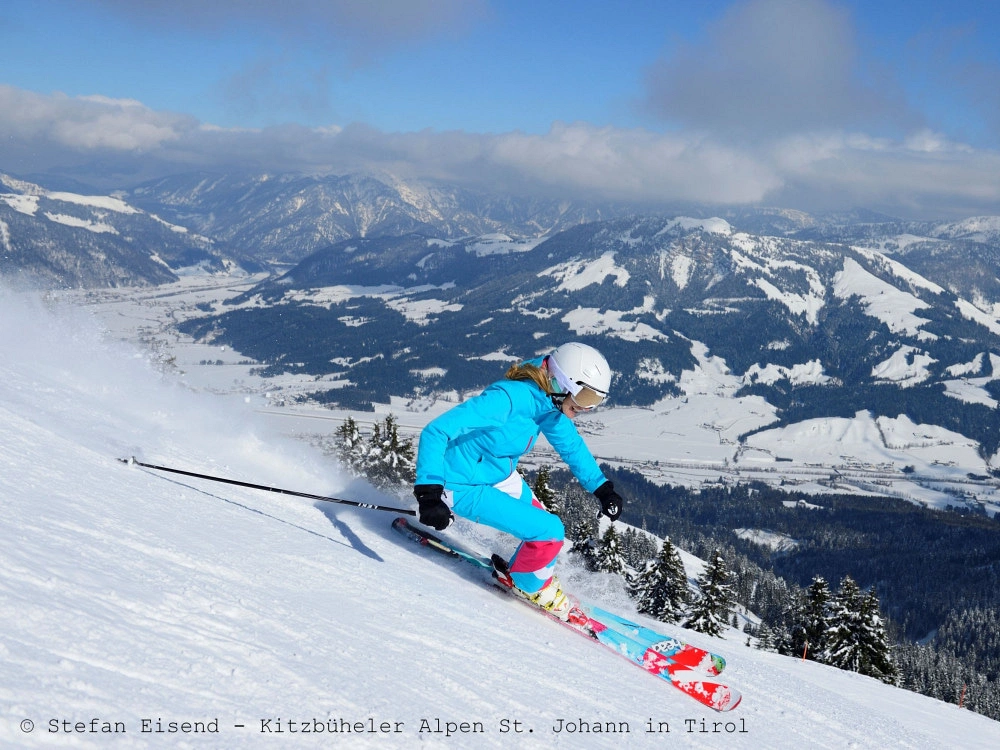 skifahrerin-im-skigebiet-st--johann-in-tirolCeisendstefan