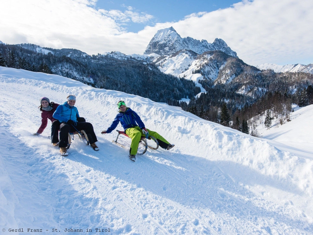 rodeln-in-der-region-st--johann-in-tirol-vor-dem-wilden-kaiserCgerdlfranz