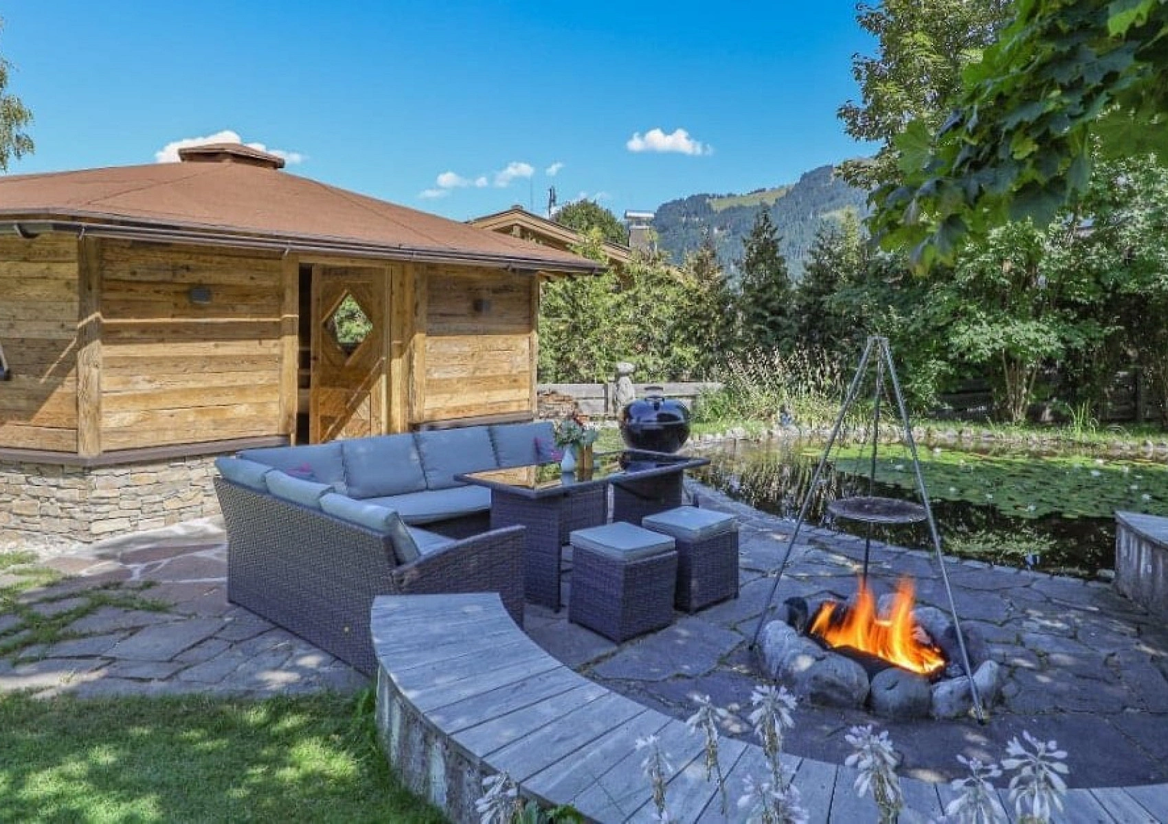 grilllodge_mit_kugelgrill_und_in